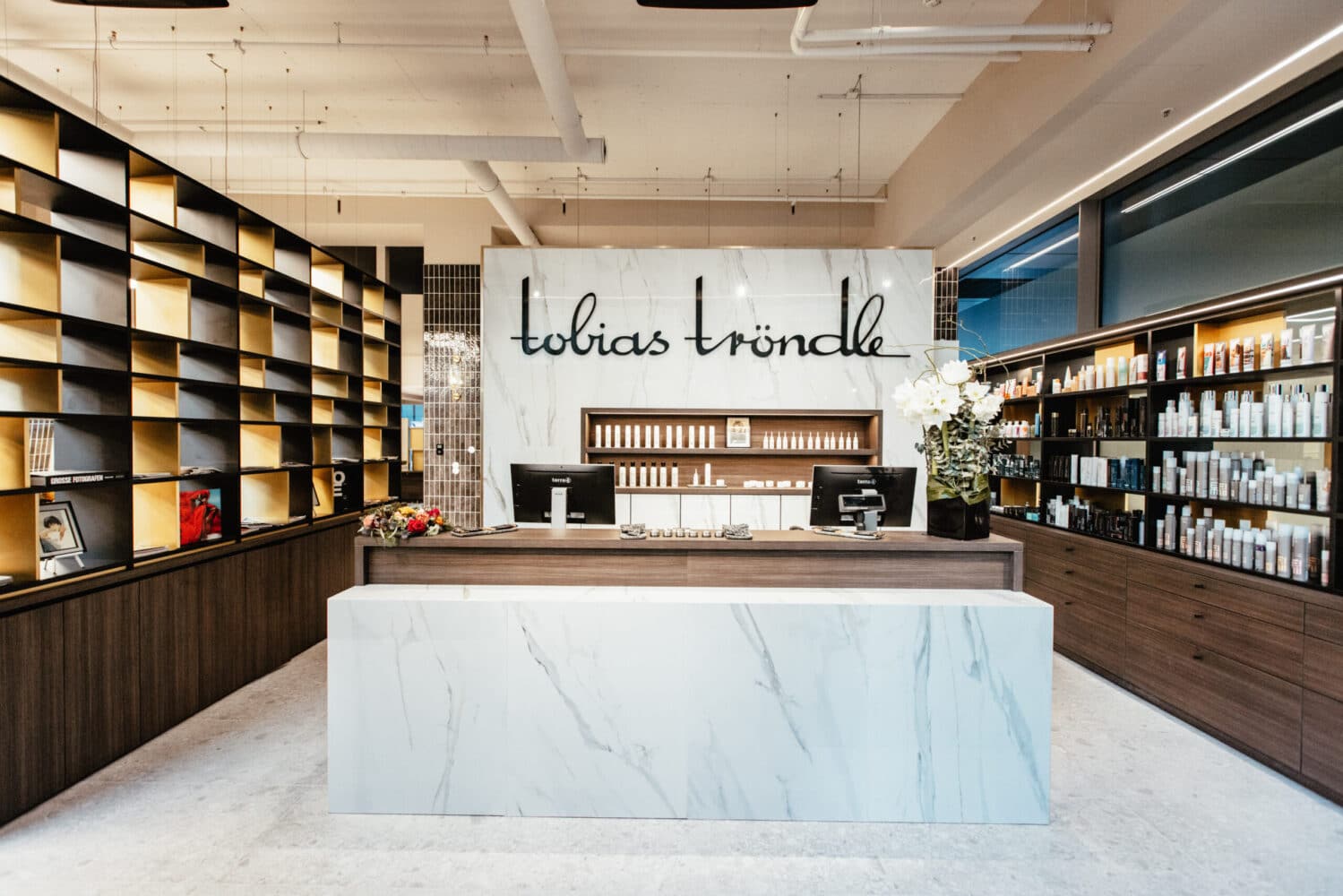With type-appropriate advice and precise haircuts, we as Salon Tobias Tröndle have been emphasizing the individual personality of our clientele in Frankfurt/Main since 2011.